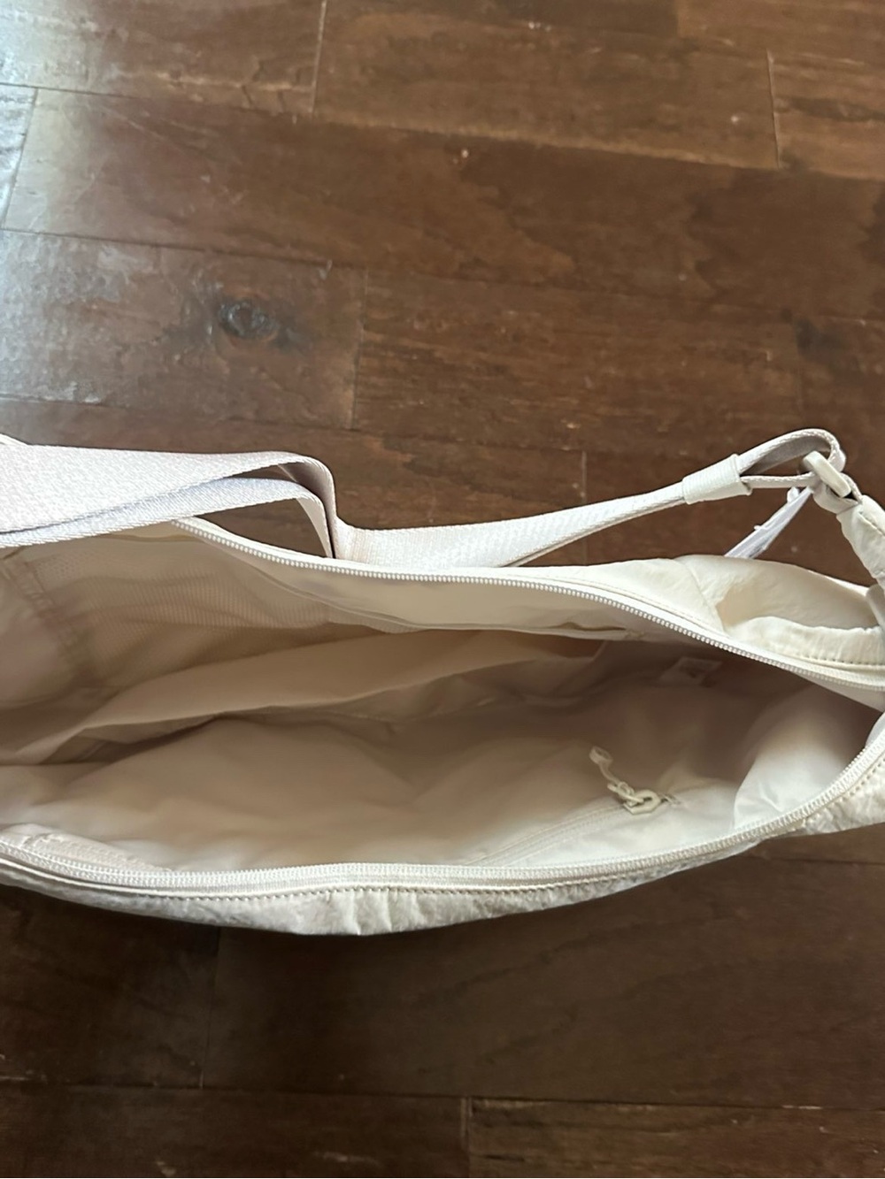 Lululemon Large Slouchy Sling Bag 13L light ivory with silver-NWT - Picture 16 of 16